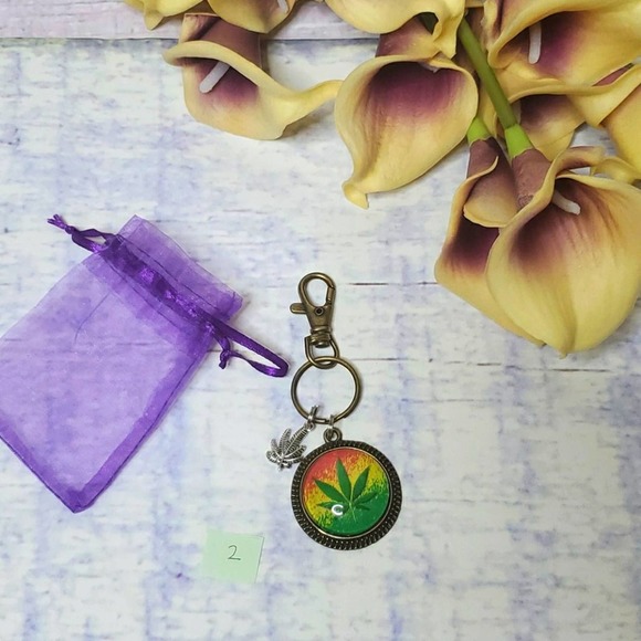 Handmade Leaf Keychain - Picture 1 of 4